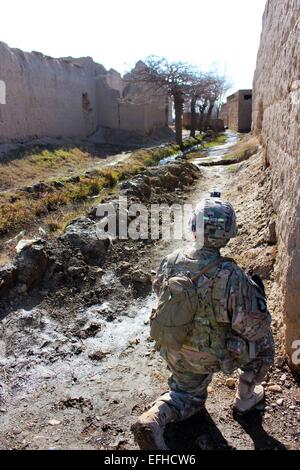 Ein amerikanischer Soldat mit der 3. Kavallerie-Regiment hält und Auge für Taliban Aufständische während einer gemeinsamen Patrouille mit tschechischen und afghanische Soldaten in einem Dorf 27. Januar 2015 in Parwan Provinz, Afghanistan. Stockfoto