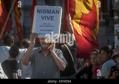 Buenos Aires, Buenos Aires, Argentinien. 4. Februar 2015. Ein Mann hält ein Schild lesen '' Nisman lebt in den Dokumenten. Lassen Sie sich nicht von ihm getötet zu werden '', wie Oppositionsparteien und gesellschaftlichen Organisationen anspruchsvolle Gerechtigkeit in der AMIA Fall und dem Tod von Staatsanwalt Alberto Nisman, die Schaffung einer unabhängigen Kommission zu untersuchen und die Herabstufung von allen geheimen Akten der Nachrichtendienste Rallye. © Patricio Murphy/ZUMA Draht/Alamy Live-Nachrichten Stockfoto