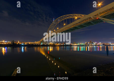 Fremont Bridge Over Willamette River in Portland Oregon Industriegebiet in der Nacht Stockfoto