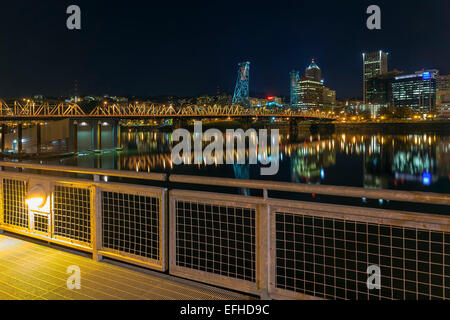 Die Skyline der Innenstadt Portland Oregon und Hawthorne Bridge-Blick vom Ostufer Esplanade in der Nacht Stockfoto