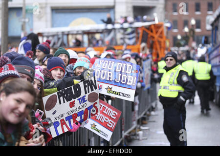 Boston, Massachusetts, USA. 4. Februar 2015. Zehntausende von New England Patriots-Fans säumen die Straßen von Boston, Massachusetts zu halten eine rollende Rallye und feiern den Mannschaften-Sieg über die Seattle Seahawks im Super Bowl XLIX Sonntag in Glendale, Arizona. Bildnachweis: Nicolaus Czarnecki/ZUMA Draht/Alamy Live-Nachrichten Stockfoto