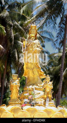 schöne Statue von Guan Yin chinesische Göttin der Barmherzigkeit im Palmenhain Stockfoto