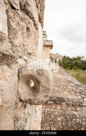 Detail einer Befestigung Stein in der Wand bei Ek' Balam. Ein Stein eingebettet in eine Wand mit einer Passage durch ihn vielleicht für ein Seil. Stockfoto