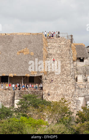 El Trono und die Akropolis bei Ek' Balam. Touristen drängen sich die Aussichtsplattform am Eingang zum Grab, die hohen Stufen erklimmen Stockfoto