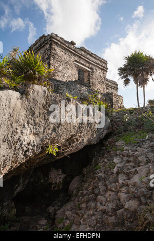 Cenote Haus in Tulum oberhalb der Cenote. Die Cenote war vielleicht ursprünglich eine Wasserquelle für die Festung/Tempel-Website. Stockfoto