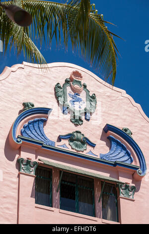 Details der Architektur des Royal Hawaiian Hotel. Das Royal Hawaiian Hotel ist ein rosa Symbol am Waikiki Beach. Stockfoto