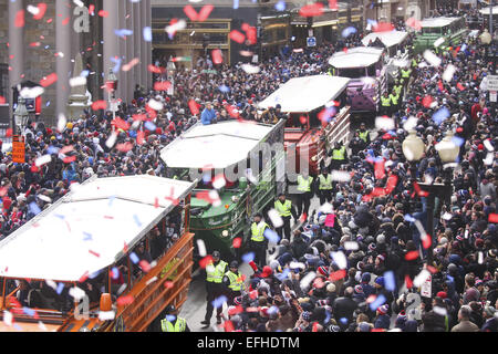 Boston, Massachusetts, USA. 4. Februar 2015. Zehntausende von New England Patriots-Fans säumen die Straßen um den Mannschaften-Sieg über die Seattle Seahawks im Super Bowl XLIX Sonntag feiern. © Nicolaus Czarnecki/ZUMA Draht/Alamy Live-Nachrichten Stockfoto