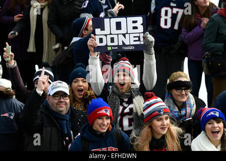 Boston, Massachusetts, USA. 4. Februar 2015. Fans säumen die Parade-Route in Boston, den New England Patriots-Sieg über die Seattle Seahawks im Super Bowl XLIX zu feiern. Bildnachweis: Cal Sport Media/Alamy Live-Nachrichten Stockfoto