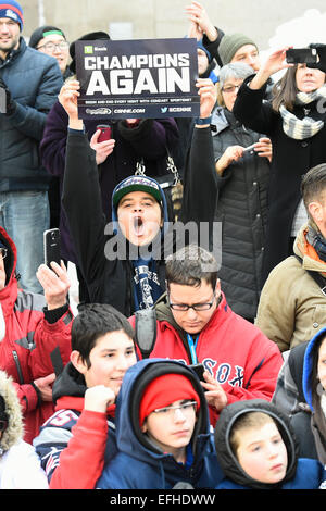 Boston, Massachusetts, USA. 4. Februar 2015. Fans säumen die Parade-Route in Boston, den New England Patriots-Sieg über die Seattle Seahawks im Super Bowl XLIX zu feiern. Bildnachweis: Cal Sport Media/Alamy Live-Nachrichten Stockfoto