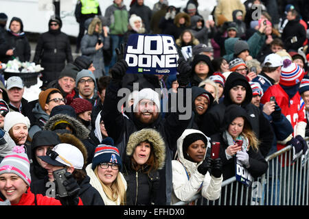 Boston, Massachusetts, USA. 4. Februar 2015. Fans säumen die Parade-Route in Boston, den New England Patriots-Sieg über die Seattle Seahawks im Super Bowl XLIX zu feiern. Bildnachweis: Cal Sport Media/Alamy Live-Nachrichten Stockfoto