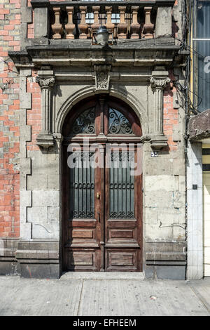 alte porfiranischen Stil neoklassische verglaste Holzplatte Eingangstüren & Riegel in ehemals elegante Wohngegend Stockfoto