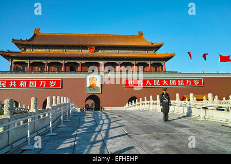 Ein chinesischer Soldat vor dem Tiananmen Turm Stockfoto