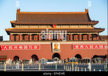 Tiananmen-Turm mit Mao Bild Stockfoto