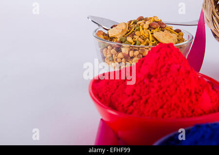 indische Festival Holi Farbe und Snacks niemand Stockfoto