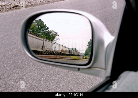 Güterzug in Fahrer-Außenspiegel. Stockfoto