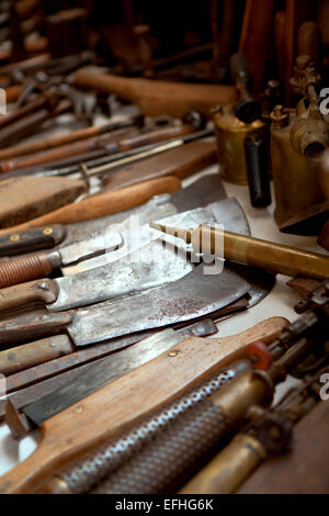 Alte Werkzeuge in einem Flohmarkt Stockfoto