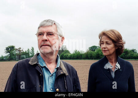 Eine undatiertes Handout Bild zeigt Schauspieler Tom Courtenay und Charlotte Rampling in ein Standbild aus dem Film "45 Jahre" von Regisseur Andrew Haigh. Der Film werden im offiziellen Wettbewerb der 65. jährlichen Berliner Filmfestspiele "Berlinale", das von 05 bis 15. Februar 2015 läuft präsentiert. Foto: AGATHA A. NITECKA/45 Jahre FILM LTD/BERLINALE/Dpa - obligatorische CREDIT/NO Vertrieb/Nutzung nur bis 15 März 2015 HANDOUT nur zur redaktionellen Nutzung - Stockfoto