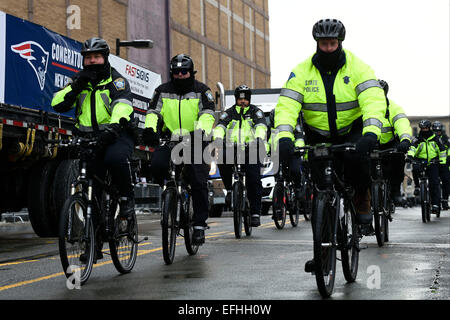 Boston, Massachusetts, USA. 4. Februar 2015. Boston Polizeistreife bei einer Parade in Boston zum Erfolg seines Teams gegen die Seattle Seahawks im Super Bowl XLIX Feiern statt. Eric Canha/CSM/Alamy Live-Nachrichten Stockfoto