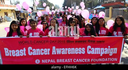 Kathmandu, Nepal. 4. Februar 2015. Nepalesische Frauen halten einen Banner teilnehmen an einer Kundgebung anlässlich World Cancer Tag in Kathmandu, Nepal, 4. Februar 2015. Das Thema des Welt-Krebs-Tag ist in diesem Jahr "nicht über uns". © Sunil Sharma/Xinhua/Alamy Live-Nachrichten Stockfoto