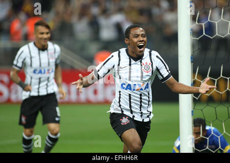 Sao Paulo, Brasilien. 4. Februar 2015. Elias (vorne) von Brasiliens Korinther feiert sein Tor während des Spiels der Copa Libertadores gegen Kolumbiens Once Caldas in Sao Paulo, Brasilien, 4. Februar 2015. © Rahel Patras/Xinhua/Alamy Live-Nachrichten Stockfoto