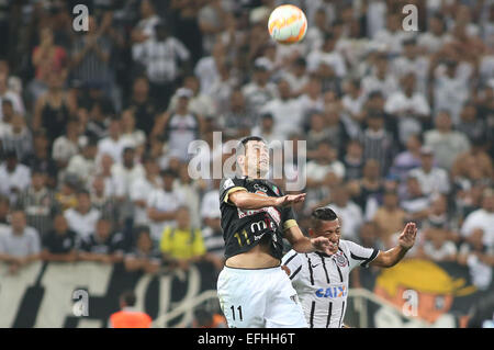 Sao Paulo, Brasilien. 4. Februar 2015. Ralf (R) von Brasiliens Korinther wetteifert um den Ball mit Sebastian Penco Kolumbiens Once Caldas während des Spiels der Copa Libertadores in Sao Paulo, Brasilien, 4. Februar 2015. © Rahel Patras/Xinhua/Alamy Live-Nachrichten Stockfoto