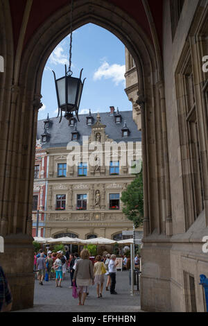 Blick auf den Platz vor dem Rathaus durch den Torbogen, Erfurt, Deutschland, Europa, Stockfoto