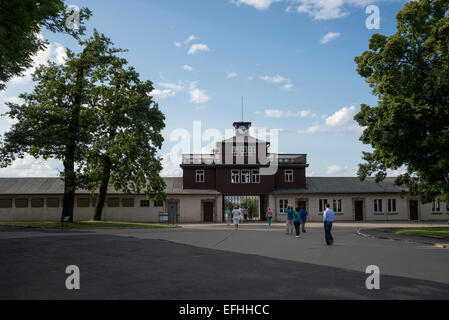 Main Gate & Verwaltungsgebäude, Gedenkstätte Buchenwald und permanente Ausstellung und Museum, Ettersberg, Deutschland, Europa Stockfoto