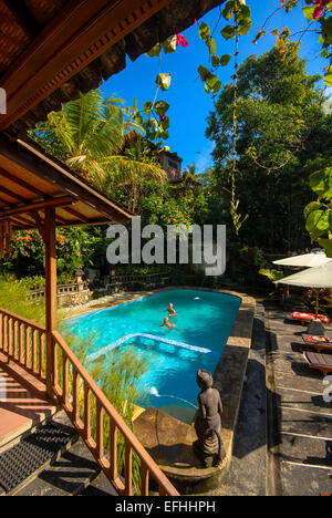 Blick auf Garten und Pool Gästehaus Ketut Platz bei Ubud Bali Indonesien Stockfoto