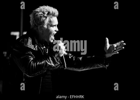 Toronto, Ontario, Kanada. 4. Februar 2015. Englische Rock-Musiker, Songwriter und Schauspieler BILLY IDOL performt ausverkaufter Show in der historischen Massey Hall in Toronto. © Igor Vidyashev/ZUMA Draht/Alamy Live-Nachrichten Stockfoto