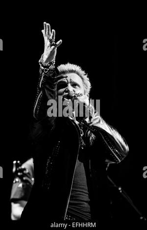 Toronto, Ontario, Kanada. 4. Februar 2015. Englische Rock-Musiker, Songwriter und Schauspieler BILLY IDOL performt ausverkaufter Show in der historischen Massey Hall in Toronto. © Igor Vidyashev/ZUMA Draht/Alamy Live-Nachrichten Stockfoto