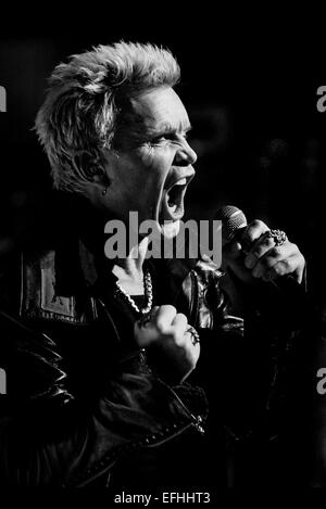 Toronto, Ontario, Kanada. 4. Februar 2015. Englische Rock-Musiker, Songwriter und Schauspieler BILLY IDOL performt ausverkaufter Show in der historischen Massey Hall in Toronto. © Igor Vidyashev/ZUMA Draht/Alamy Live-Nachrichten Stockfoto