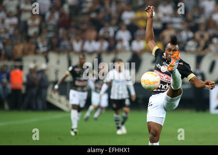 Sao Paulo, Brasilien. 4. Februar 2015. Luis Murillo (R) von Kolumbiens Once Caldas kickt den Ball während des Spiels der Copa Libertadores gegen Brasiliens Korinther in Sao Paulo, Brasilien, 4. Februar 2015. © Rahel Patras/Xinhua/Alamy Live-Nachrichten Stockfoto