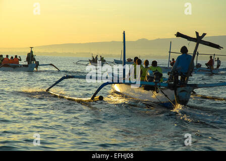 Boote mit Touristen Anzeigen von Delfinen in Bali Indonesien Stockfoto
