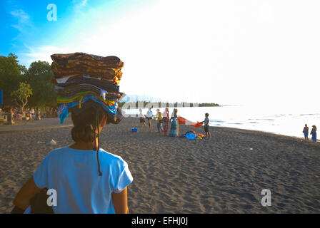 Frauen verkaufen Saris als Souvenirs am Strand von Lovina in Bali Indonesien Stockfoto