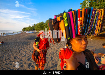 Frauen verkaufen Saris als Souvenirs am Strand von Lovina in Bali Indonesien Stockfoto