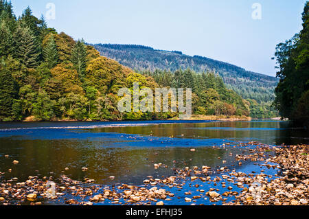 Fluß Tay bei Dunkeld, ruhigen sonnigen Herbsttag, Niedrigwasser, Steinen ausgesetzt Flussbett, Perth und Kinross, Highlands, Schottland, Vereinigtes Königreich Stockfoto