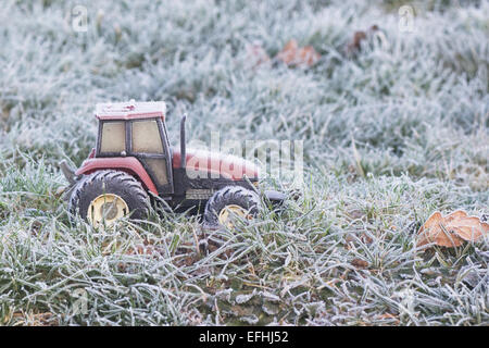 Spielzeug-Traktor in einer frostigen Umgebung Stockfoto