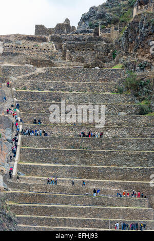 Ollantaytambo, Peru - 16. Juli 2013: Touristen Ollantaytambo, Inka-Ruinen in den peruanischen Anden in Cuzco Peru am 16. Juli 2013 Stockfoto