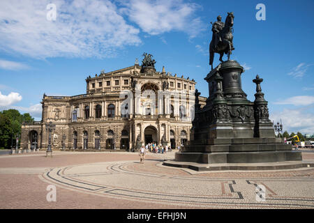 König John Statue vor Semperoper Gebäude in den Theaterplatz, Dresden, Deutschland, Europa, Stockfoto