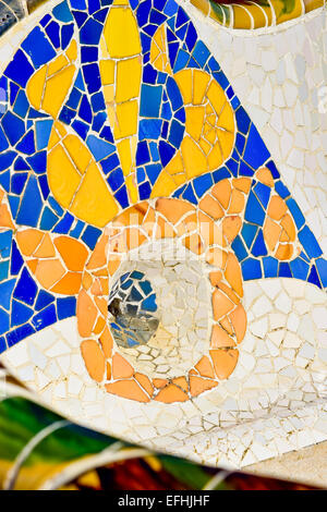 Mosaik Detail. Park Güell von Antoni Gaudi Architekten. Barcelona, Katalonien, Spanien. Stockfoto