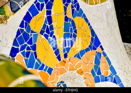 Mosaik Detail. Park Güell von Antoni Gaudi Architekten. Barcelona, Katalonien, Spanien. Stockfoto