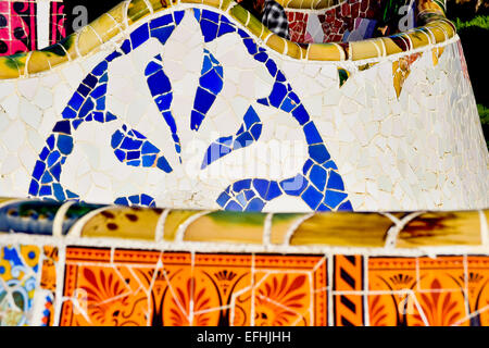 Mosaik Detail. Park Güell von Antoni Gaudi Architekten. Barcelona, Katalonien, Spanien. Stockfoto