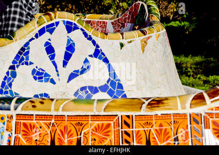 Mosaik Detail. Park Güell von Antoni Gaudi Architekten. Barcelona, Katalonien, Spanien. Stockfoto