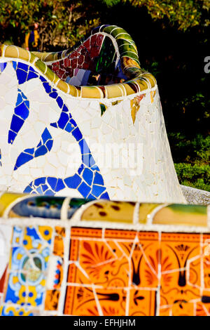 Mosaik Detail. Park Güell von Antoni Gaudi Architekten. Barcelona, Katalonien, Spanien. Stockfoto