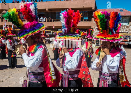 Puno, Peru - 25. Juli 2013: Musiker und Tänzer in den peruanischen Anden auf Taquile Island auf Puno Peru am 25. Juli 2013. Stockfoto