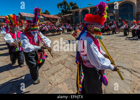 Puno, Peru - 25. Juli 2013: Musiker und Tänzer in den peruanischen Anden auf Taquile Island auf Puno Peru am 25. Juli 2013. Stockfoto