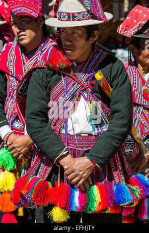 Puno, Peru - 25. Juli 2013: Musiker und Tänzer in den peruanischen Anden auf Taquile Island auf Puno Peru am 25. Juli 2013. Stockfoto