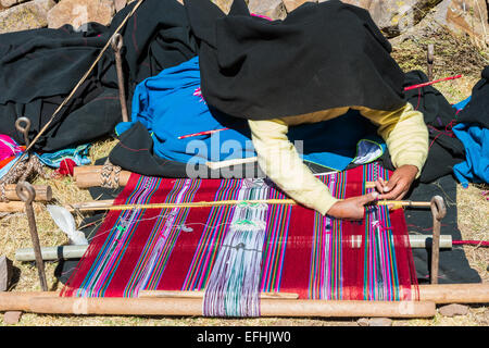 Puno, Peru - 25. Juli 2013: Frau weben in den peruanischen Anden auf Taquile Island auf Puno Peru am 25. Juli 2013. Stockfoto