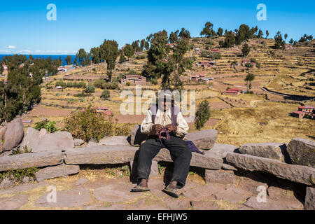 Puno, Peru - 25. Juli 2013: alte Weberei in den peruanischen Anden auf Taquile Island auf Puno Peru am 25. Juli 2013. Stockfoto