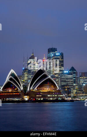 Sydney Opera House und CBD Skyline Wolkenkratzer Central Business District bei Nacht aus Kirribilli Sydney NSW, Australien Stockfoto